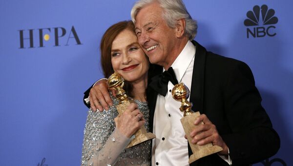 Актриса Изабель Юппер и продюсер Пол Верховен на 74-й ежегодной премии Золотой глобус в Беверли-Хиллз