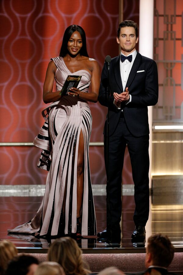 Модель Наоми Кэмпбелл и актер Мэтт Бомер на 74-й ежегодной премии Золотой глобус в Беверли-Хиллз
