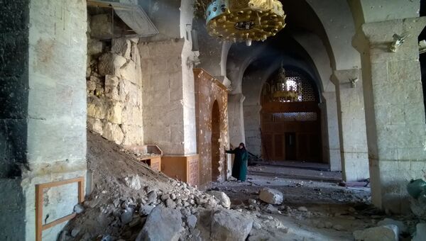 Женщина в Мечети Омейядов в Алеппо, разрушенной в результате боевых действий