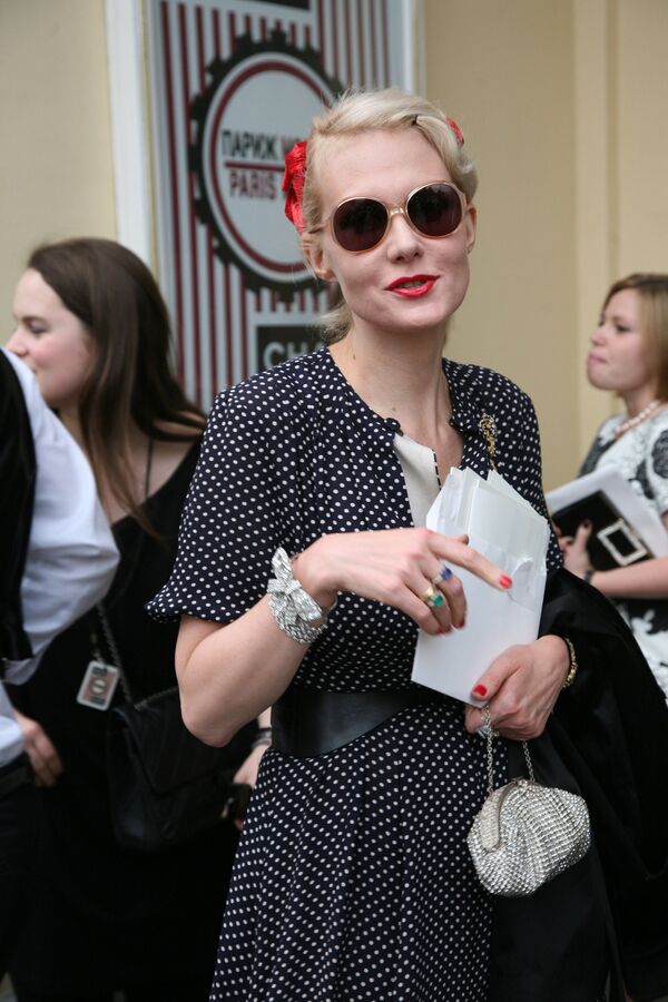 Рената Литвинова перед показом коллекции Chanel Париж-Москва Карла Лагерфельда