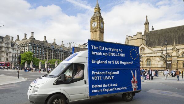 Грузовик у здания британского парламента в Лондоне с агитацией за выход Великобритании из Европейского Союза. Архивное фото