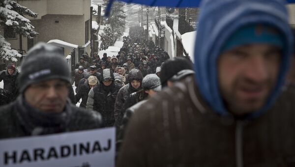 Косовские албанцы во время протеста против задержания экс-премьера Косово Рамуша Харадиная в Приштине, Косово. 6 января 2017