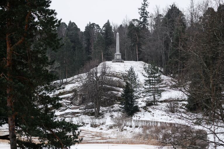 Обелиск братьев Броглио в парке Монрепо города Выборг