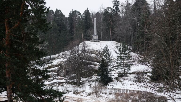 Обелиск братьев Броглио в парке Монрепо города Выборг