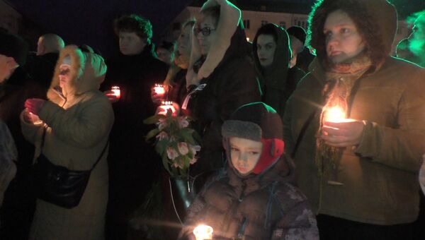 Жители Луганска зажгли сотни свечей на акции памяти жертв конфликта в Донбассе