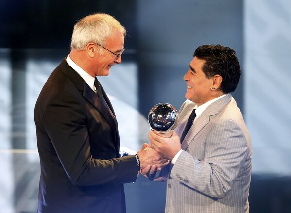 Бывший аргентинский футболист Диего Марадона вручает награду тренеру английского клуба Лестер Клаудио Раньери