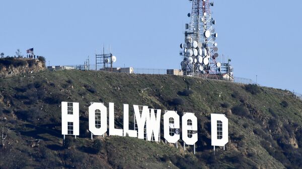 Измененная надпись Голливуд в Лос-Анджелесе. 1 января 2017