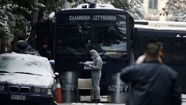 Автобус спецназа полиции после нападения у штаб-квартиры партии ПАСОК в центре Афин. 10 января 2017