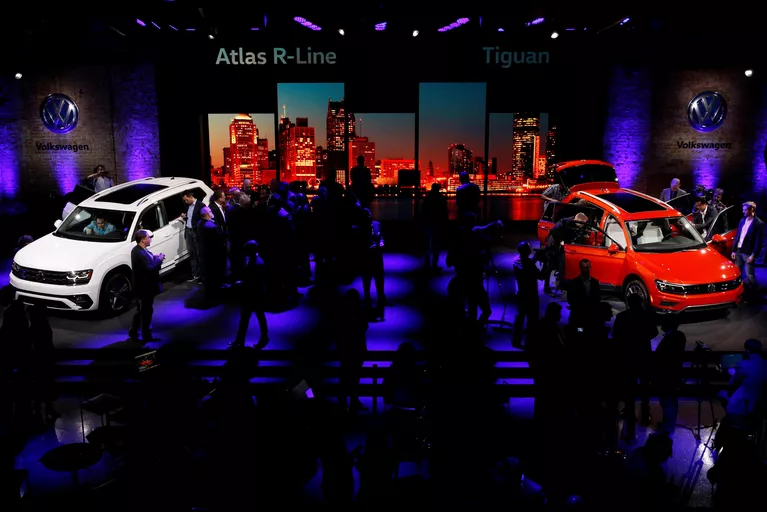 Автомобили Volkswagen Atlas и Tiguan на автосалоне в Детройте Автомобили Volkswagen Atlas и Tiguan на автосалоне в Детройте