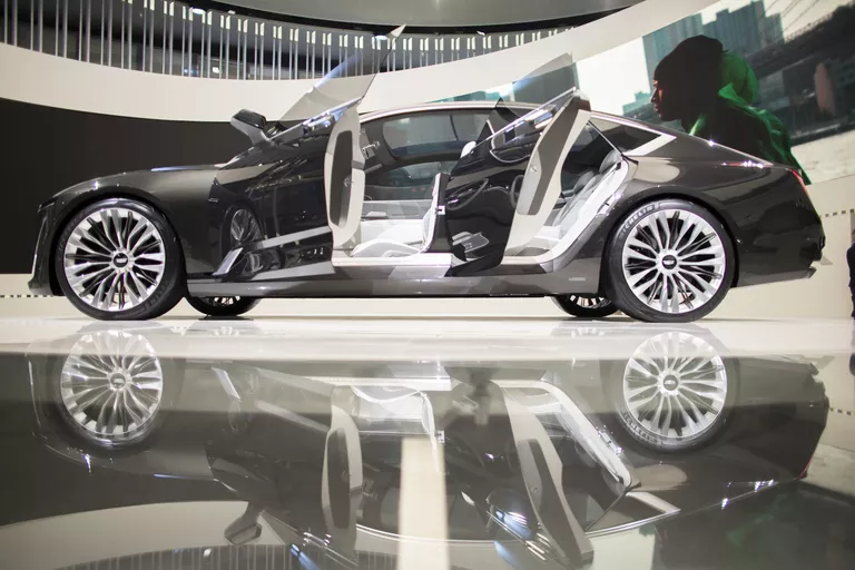 Автомобиль Cadillac Escala на автосалоне в Детройте Автомобиль Cadillac Escala на автосалоне в Детройте