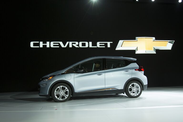 Автомобиль Chevrolet Bolt на автосалоне в Детройте