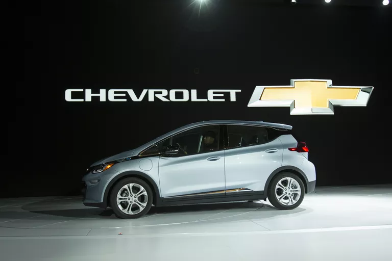 Автомобиль Chevrolet Bolt на автосалоне в Детройте Автомобиль Chevrolet Bolt на автосалоне в Детройте