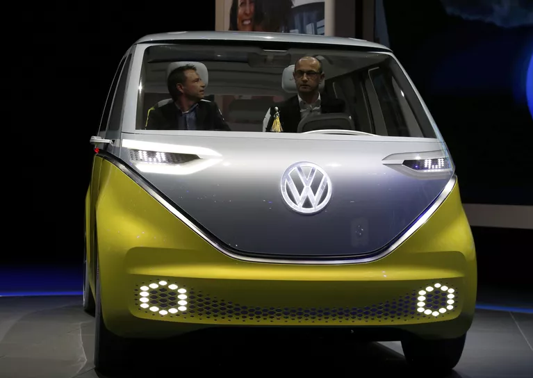 Электромобиль Volkswagen I.D. Buzz на автосалоне в Детройте Электромобиль Volkswagen I.D. Buzz на автосалоне в Детройте