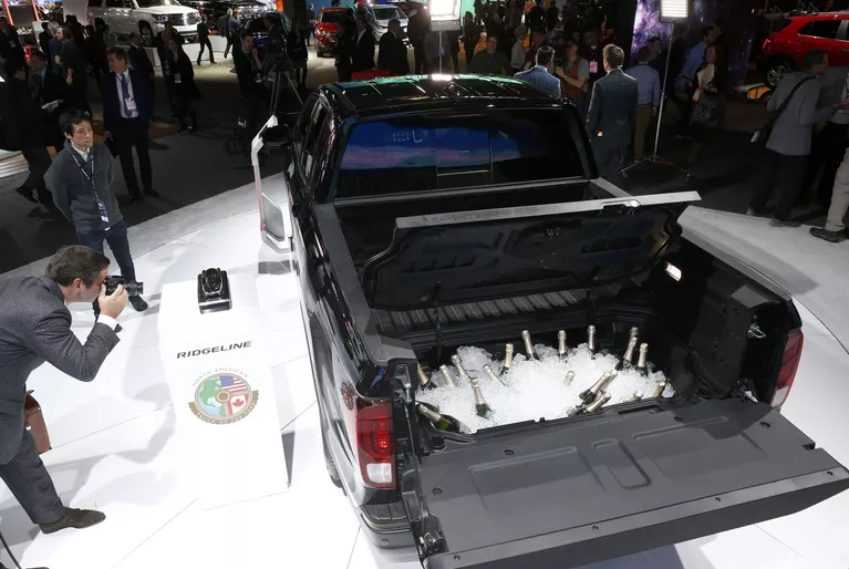 Автомобиль Honda Ridgeline на автосалоне в Детройте Автомобиль Honda Ridgeline на автосалоне в Детройте