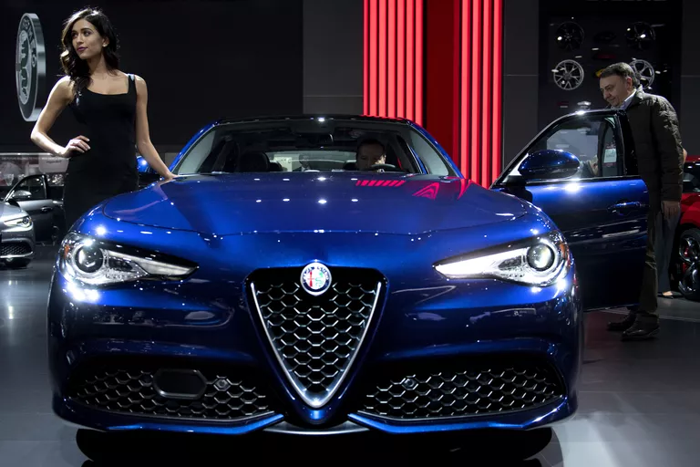 Автомобиль Alfa Romeo Giulia на автосалоне в Детройте Автомобиль Alfa Romeo Giulia на автосалоне в Детройте