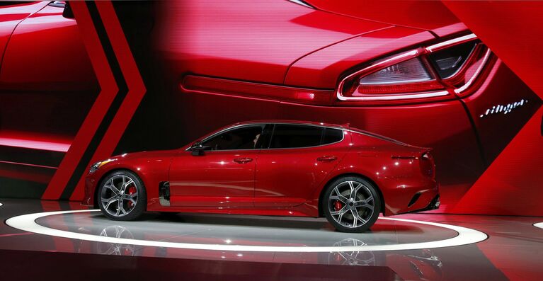 Автомобиль Kia Stinger на автосалоне в Детройте