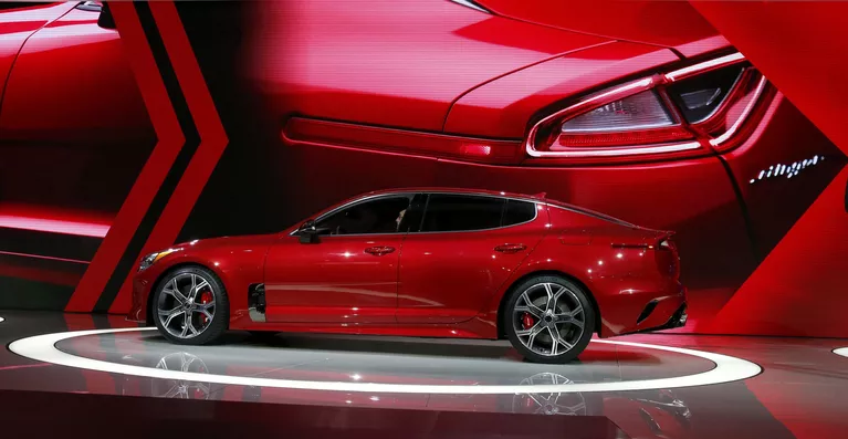 Автомобиль Kia Stinger на автосалоне в Детройте Автомобиль Kia Stinger на автосалоне в Детройте
