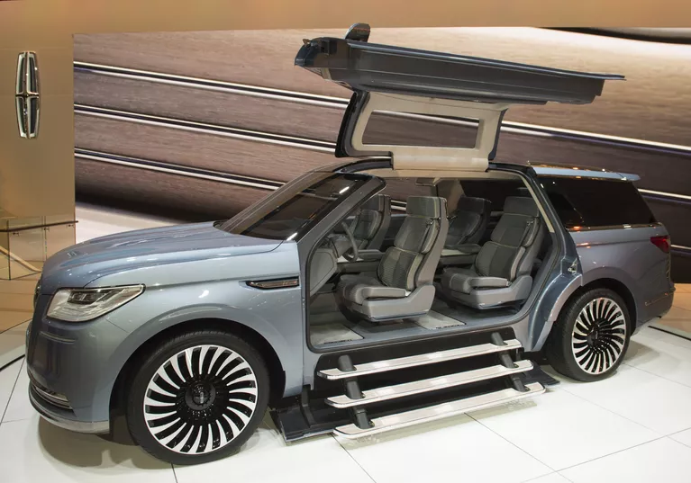 Автомобиль Lincoln Navigator на автосалоне в Детройте Автомобиль Lincoln Navigator на автосалоне в Детройте