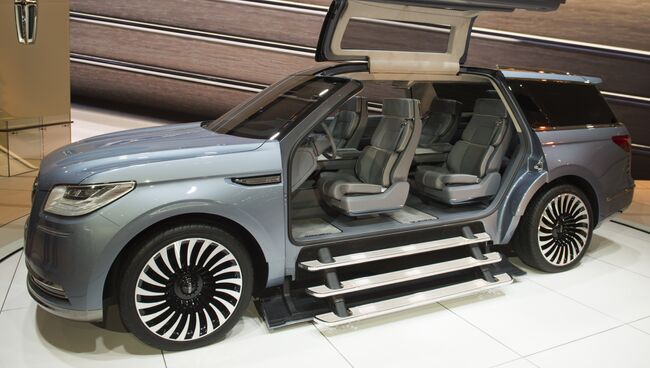 Автомобиль Lincoln Navigator на автосалоне в Детройте. Архивное фото