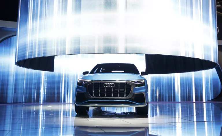 Автомобиль Audi Q8 на автосалоне в Детройте Автомобиль Audi Q8 на автосалоне в Детройте