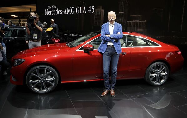 Председатель правления Daimler AG, глава Mercedes-Benz Cars Дитер Цетше на автосалоне в Детройте