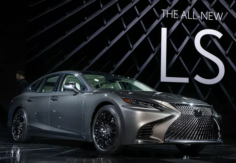 Автомобиль Lexus LS 500 на автосалоне в Детройте Автомобиль Lexus LS 500 на автосалоне в Детройте