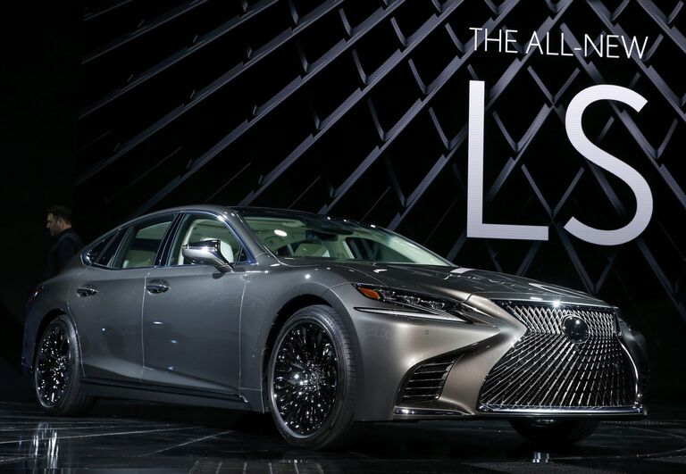 Автомобиль Lexus LS 500 на автосалоне в Детройте