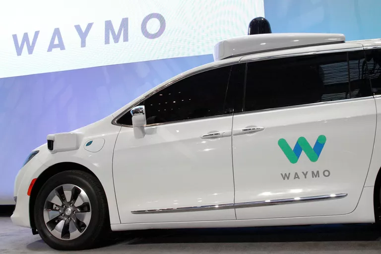 Самоуправляемый автомобиль Chrysler Pacifica на автосалоне в Детройте Самоуправляемый автомобиль Chrysler Pacifica на автосалоне в Детройте
