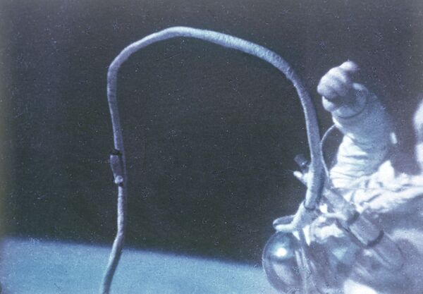 Советский космонавт Алексей Леонов во время выхода в открытый космос