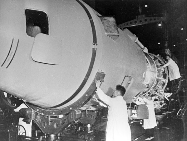 Подготовка к полету космического корабля Восход-2