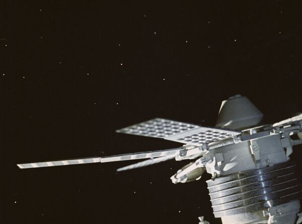 Советский спутник связи Молния-1. Кадр из кинофильма Космический мост