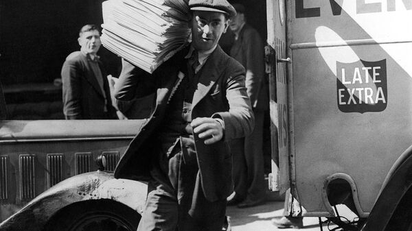 Разносчик газет в Лондоне, Великобритания. Май 1940