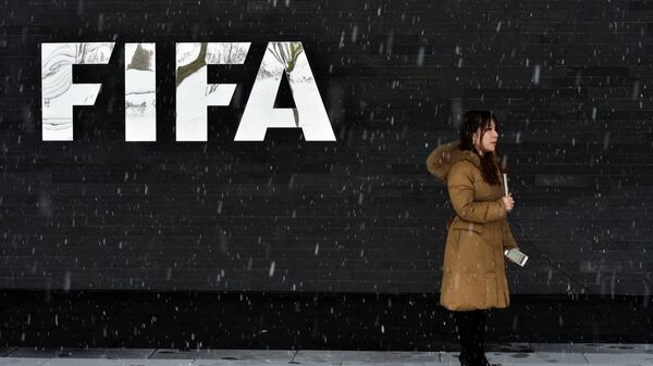 Журналистка у здания штаб-квартиры Международной федерации футбола (ФИФА) в Цюрихе, Швейцария. 10 января 2017