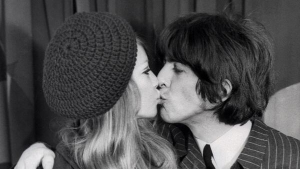 Участник группы The Beatles Джордж Харрисон с женой Патти Бойд