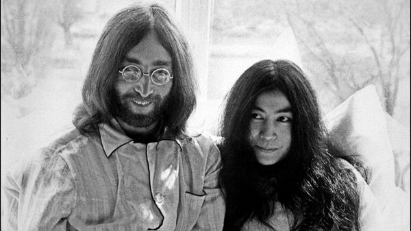 Участник группы The Beatles Джон Леннон и его жена Йоко Оно