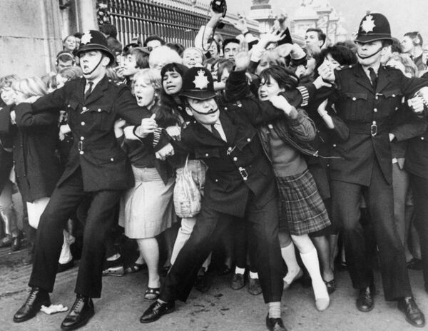 Фанаты группы The Beatles за воротами Букингемского дворца Фанаты группы The Beatles за воротами Букингемского дворца