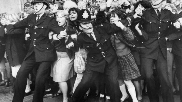 Фанаты группы The Beatles за воротами Букингемского дворца