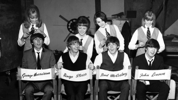 Участники группы The Beatles на съемках фильма