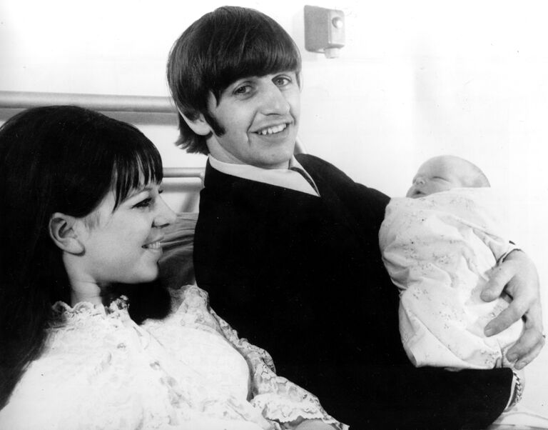 Участник группы The Beatles Ринго Старр с сыном Заком и женой Морин
