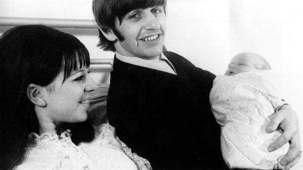 Участник группы The Beatles Ринго Старр с сыном Заком и женой Морин
