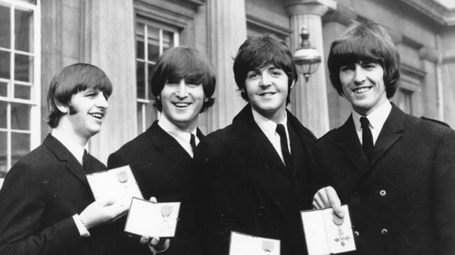 Участники группы The Beatles после церемонии вручения Ордена Британской Империи в Букингемском дворце