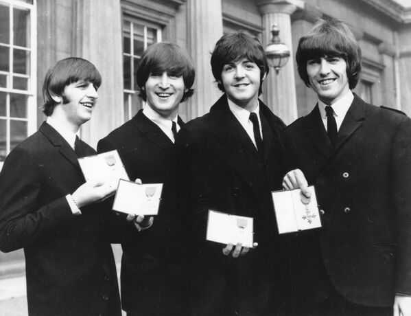 Участники группы The Beatles после церемонии вручения Ордена Британской Империи в Букингемском дворце