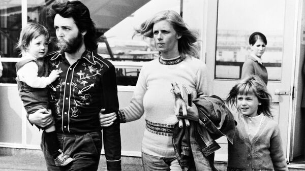 Участник группы The Beatles Пол Маккартни с женой Линдой и их детьми