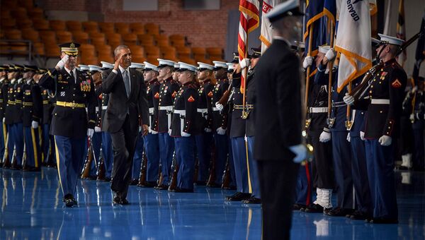 Президент США Барак Обама во время посещения военной базы в Форт-Майер, Виргиния. Архивное фото