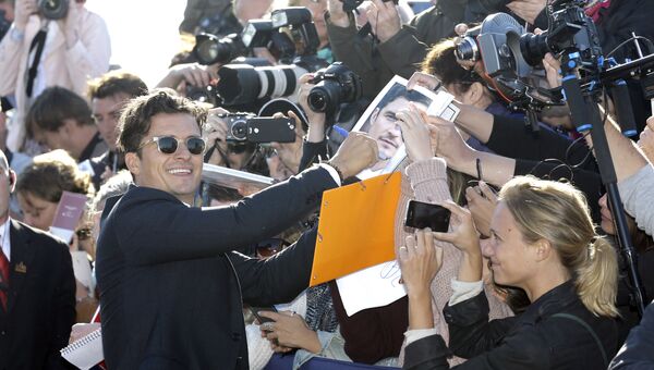 Британский актер Орландо Блум раздает автографы во время 41-го американского кинофестиваля в Довиле, Франция
