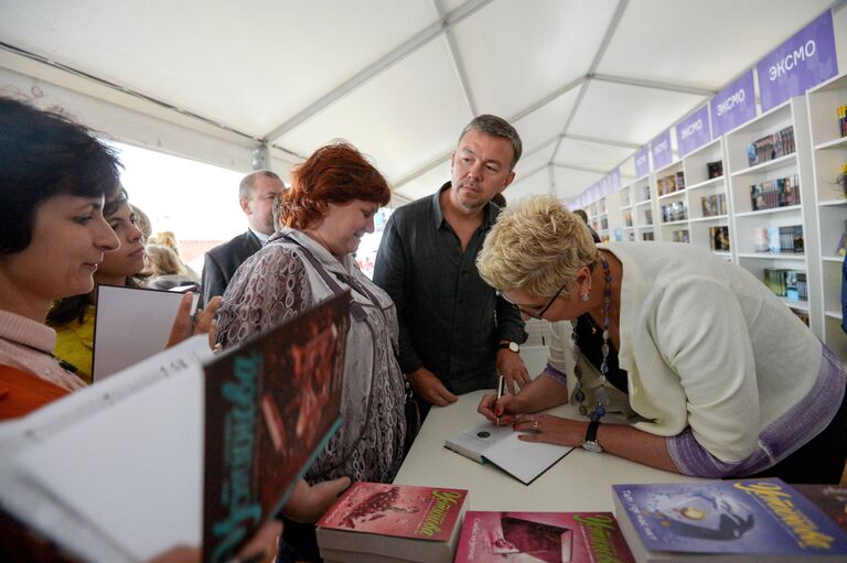 Писательница Татьяна Устинова раздает автографы во время встречи с читателями на Московском фестивале Книги России на Красной площади
