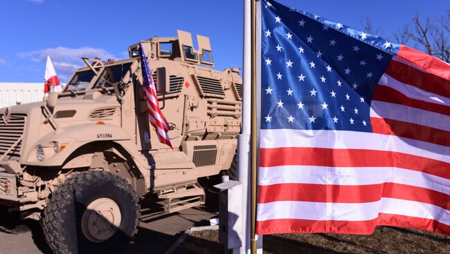 Военная техника и флаг США. Архивное фото