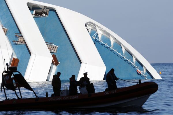Катер береговой охраны у потерпевшего крушение круизного судна Коста Конкордия