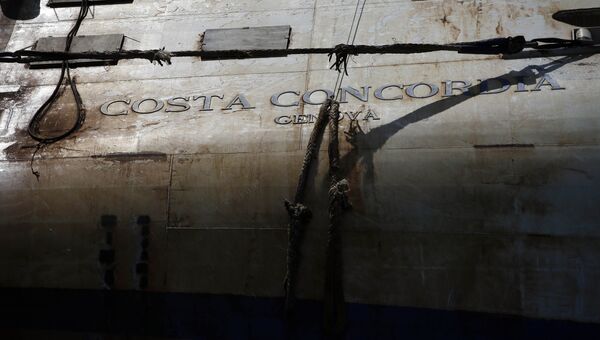 Потерпевшее крушение круизное судно Коста Конкордия у берега острова Джильо