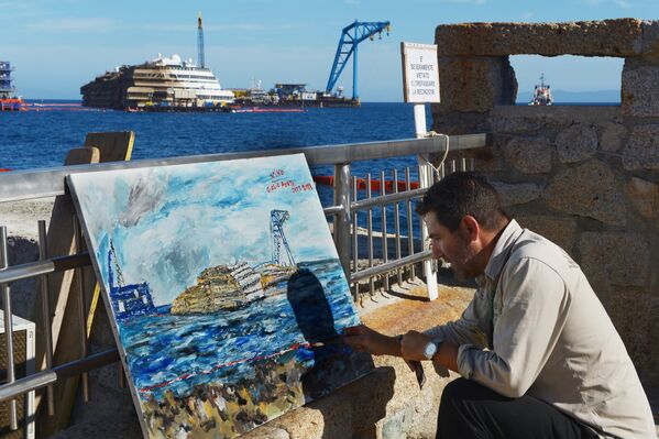 Мужчина рисует картину на месте крушения круизного судна Коста Конкордия